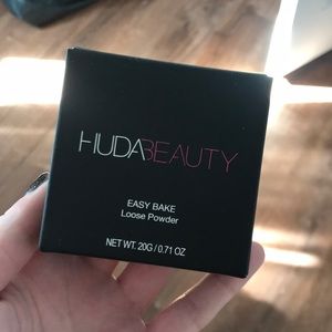 Brand new Huda Beauty Easy Bake Loose Powder